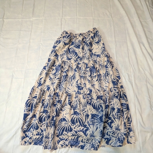 Size M Blue and Cream flowered Skirt - Picture 4 of 5